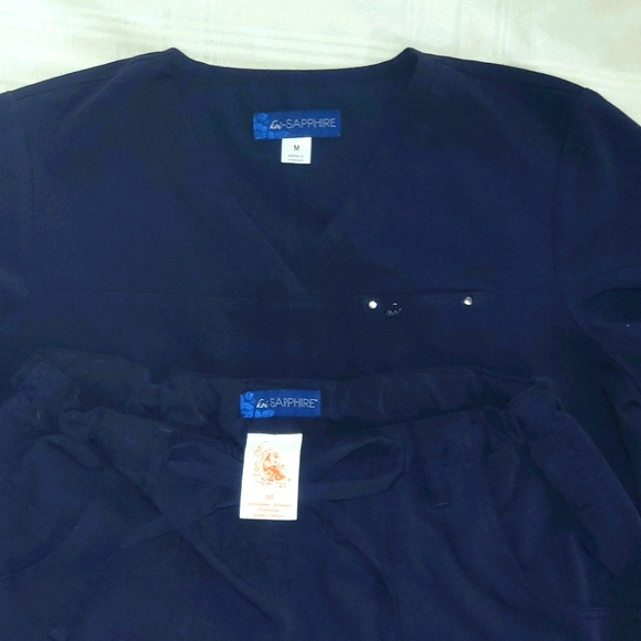 Koi Sapphire Scrub Set in Navy Blue size Medium - Picture 5 of 5